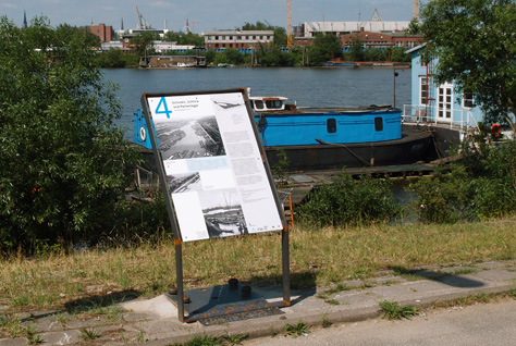 Informationstafel am Hafen